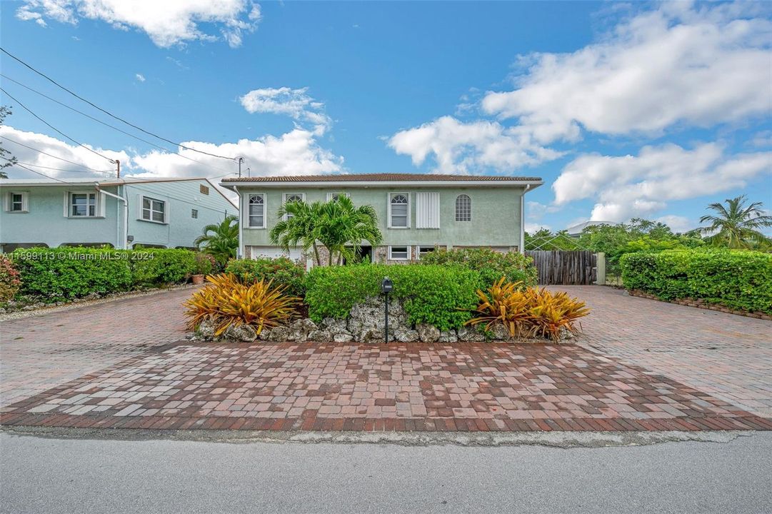 For Sale: $2,399,999 (3 beds, 2 baths, 2277 Square Feet)