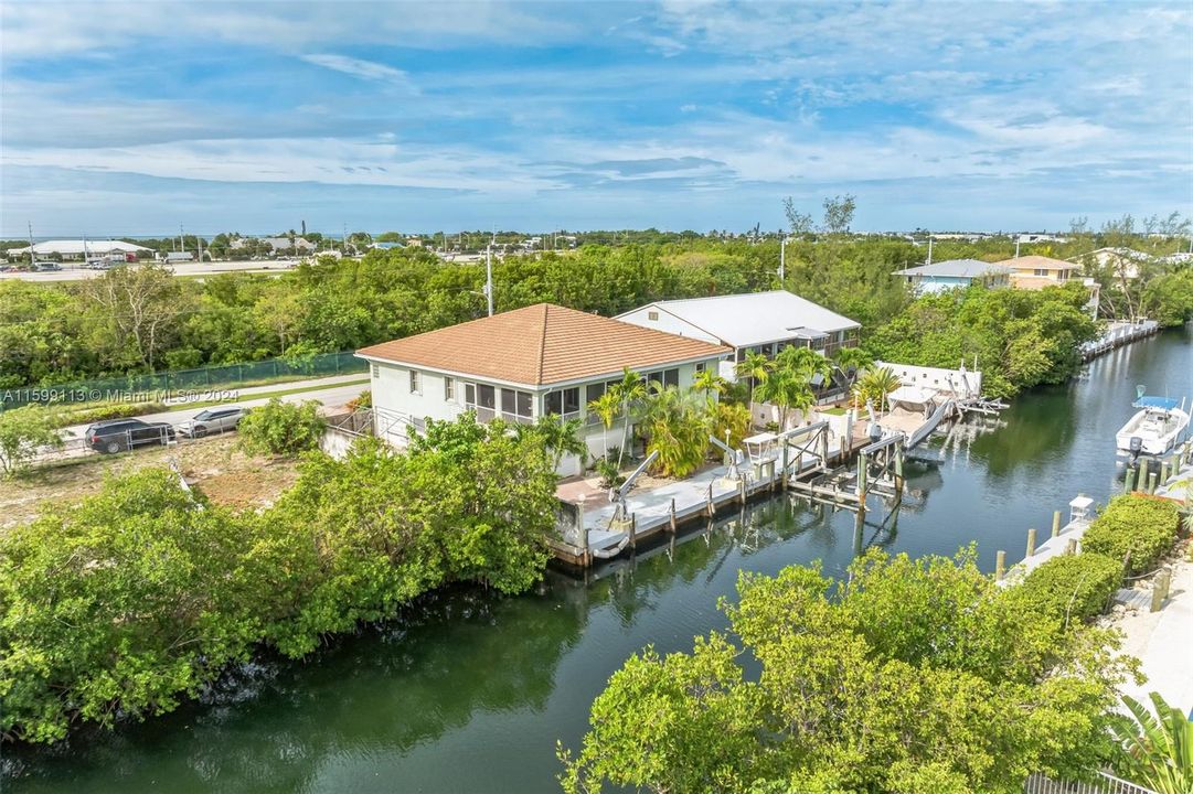 For Sale: $2,399,999 (3 beds, 2 baths, 2277 Square Feet)