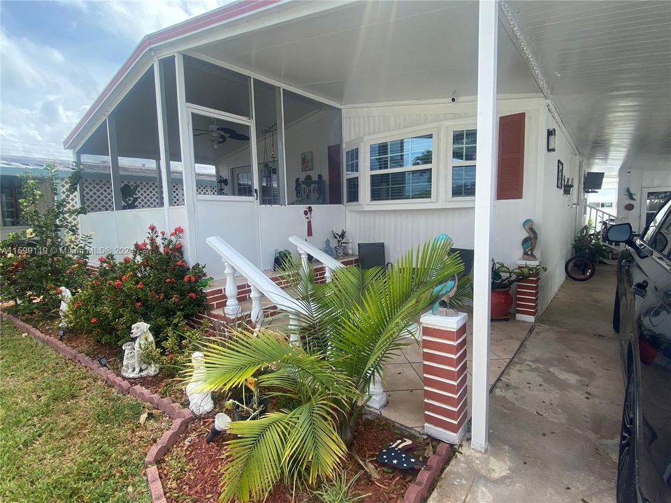 For Sale: $298,900 (2 beds, 2 baths, 995 Square Feet)