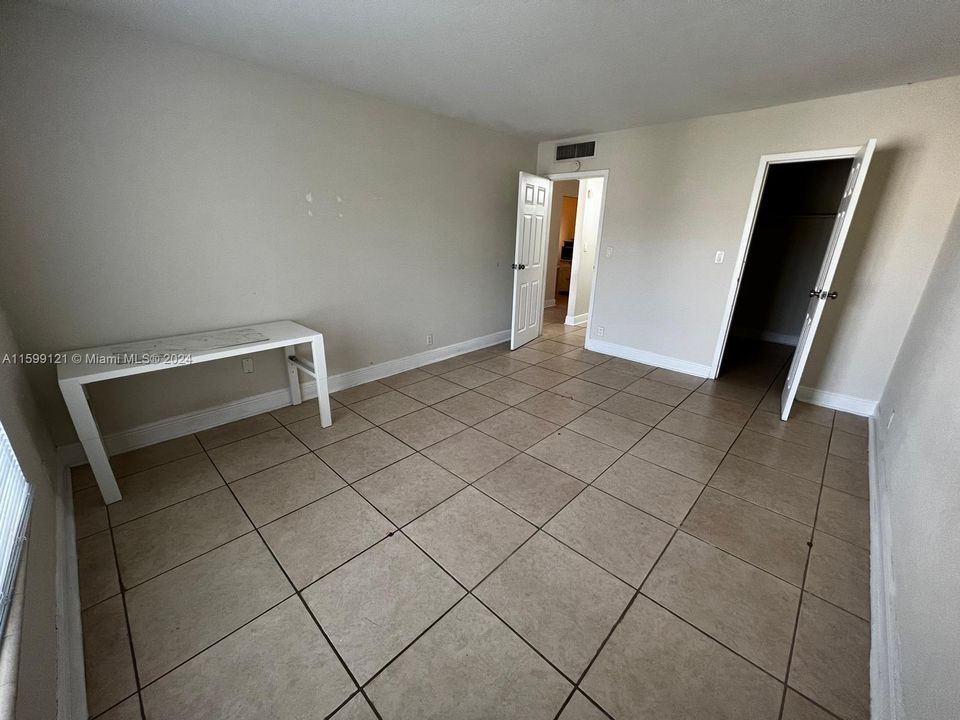 Active With Contract: $1,850 (1 beds, 1 baths, 810 Square Feet)