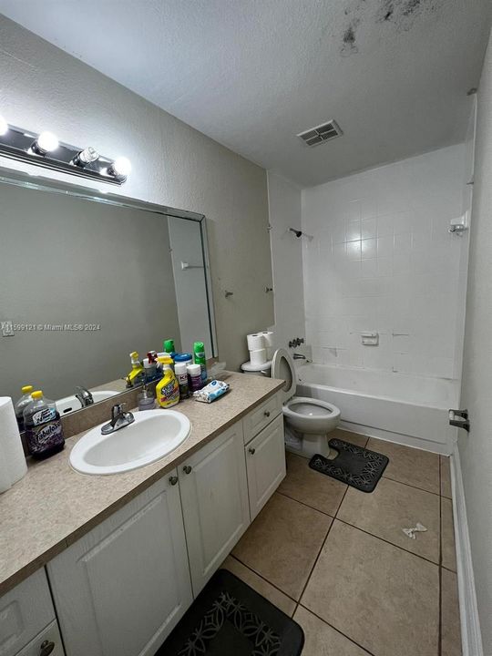 Active With Contract: $1,850 (1 beds, 1 baths, 810 Square Feet)