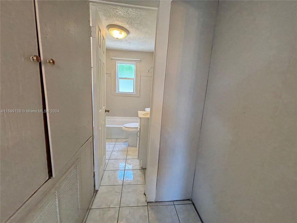 For Sale: $199,900 (2 beds, 1 baths, 976 Square Feet)