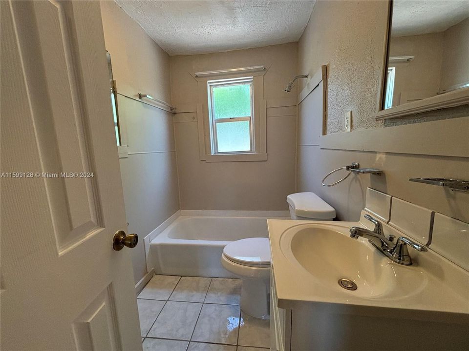 For Sale: $199,900 (2 beds, 1 baths, 976 Square Feet)