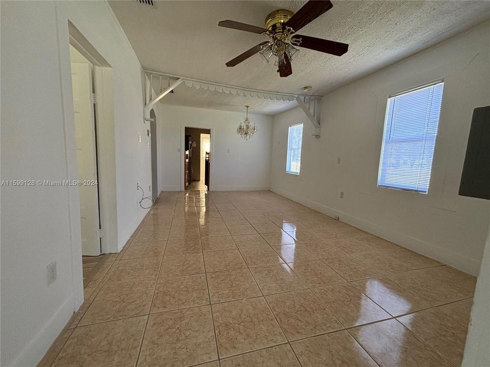 For Sale: $199,900 (2 beds, 1 baths, 976 Square Feet)