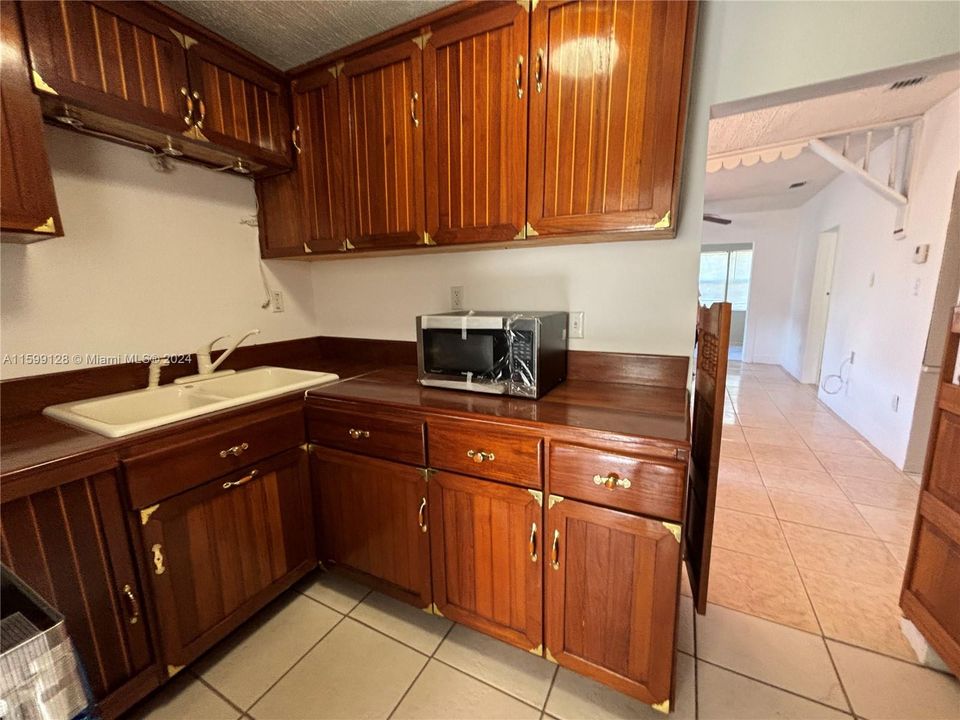 For Sale: $199,900 (2 beds, 1 baths, 976 Square Feet)