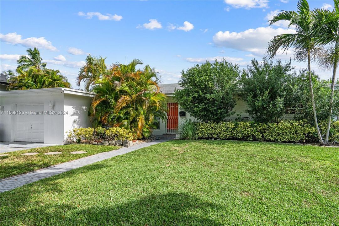 Active With Contract: $2,275,000 (3 beds, 2 baths, 2011 Square Feet)