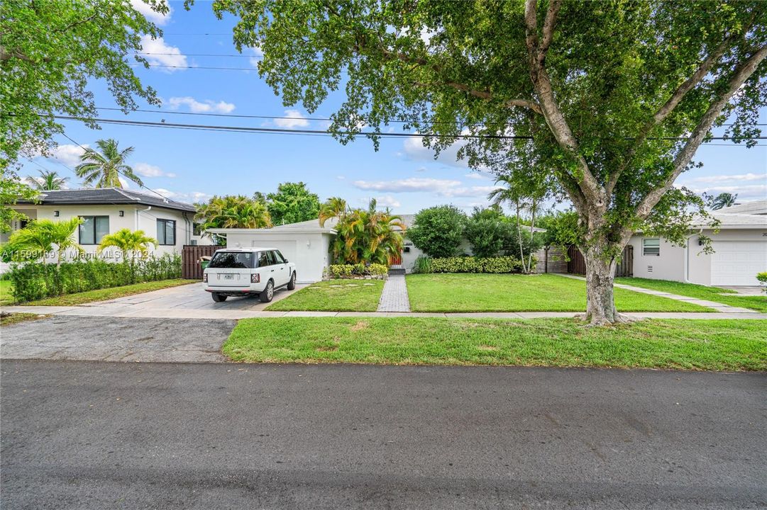 Active With Contract: $2,275,000 (3 beds, 2 baths, 2011 Square Feet)