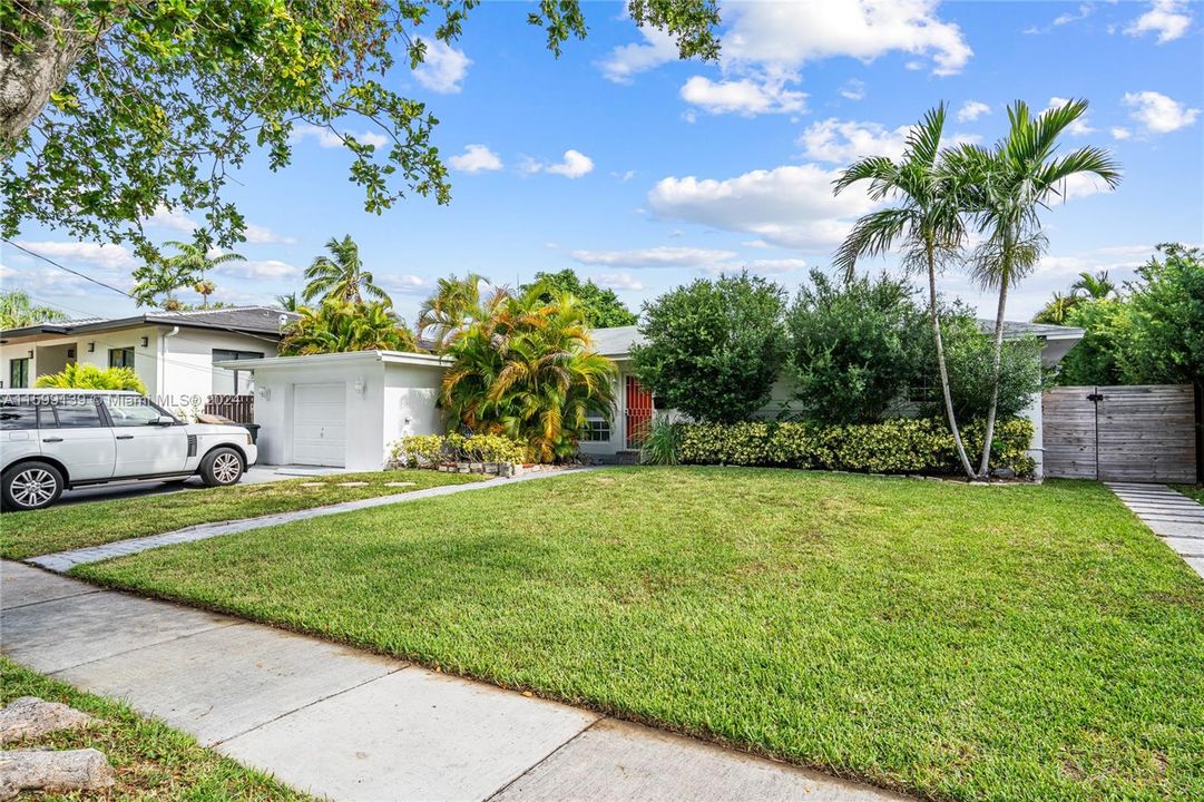 Active With Contract: $2,275,000 (3 beds, 2 baths, 2011 Square Feet)