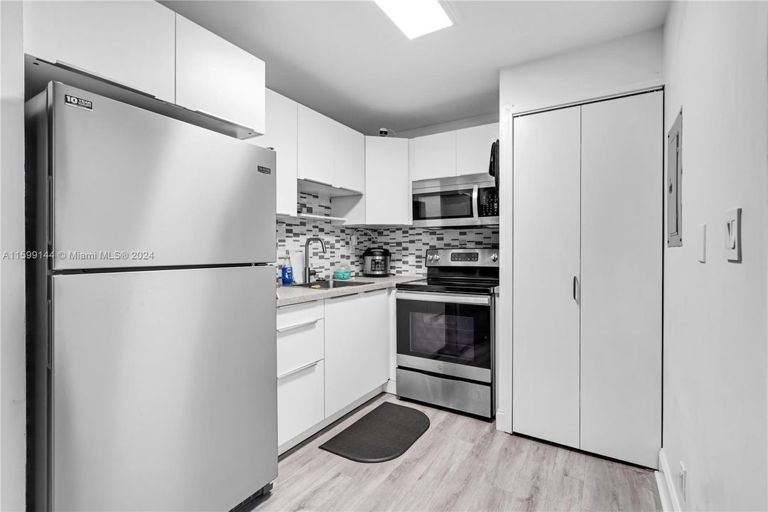 For Sale: $190,000 (1 beds, 1 baths, 535 Square Feet)