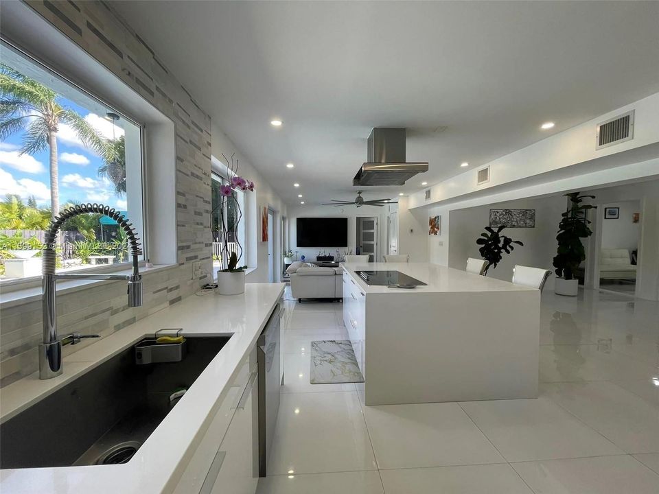 Recently Rented: $6,000 (5 beds, 3 baths, 2472 Square Feet)