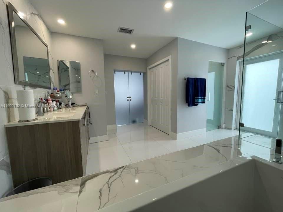 Recently Rented: $6,000 (5 beds, 3 baths, 2472 Square Feet)