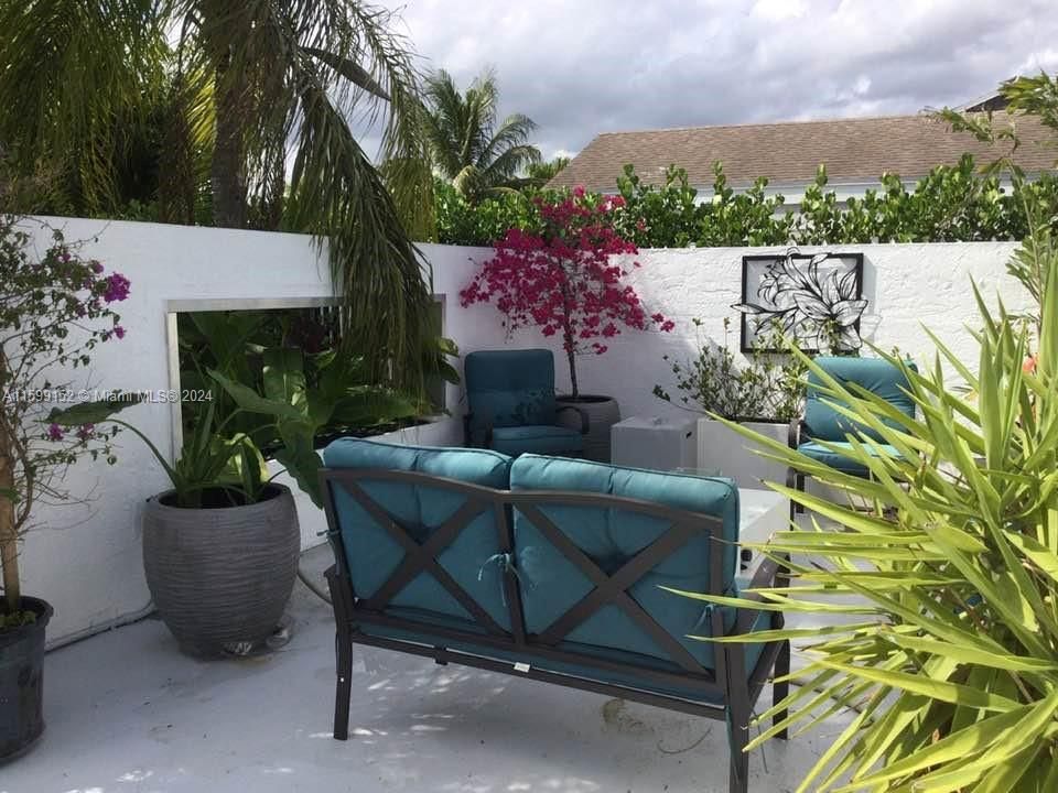 Recently Rented: $6,000 (5 beds, 3 baths, 2472 Square Feet)