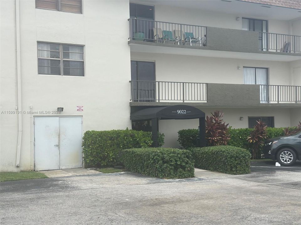 For Sale: $295,000 (2 beds, 2 baths, 1024 Square Feet)