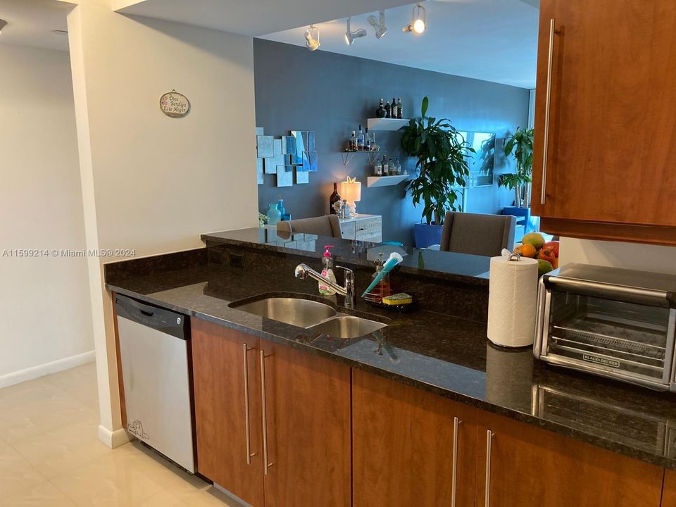 Recently Rented: $2,500 (1 beds, 1 baths, 816 Square Feet)