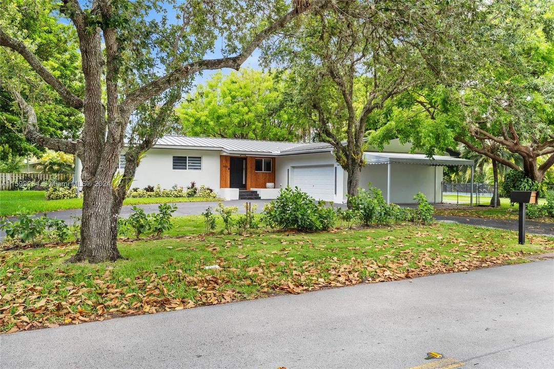 For Sale: $1,600,000 (4 beds, 2 baths, 1792 Square Feet)