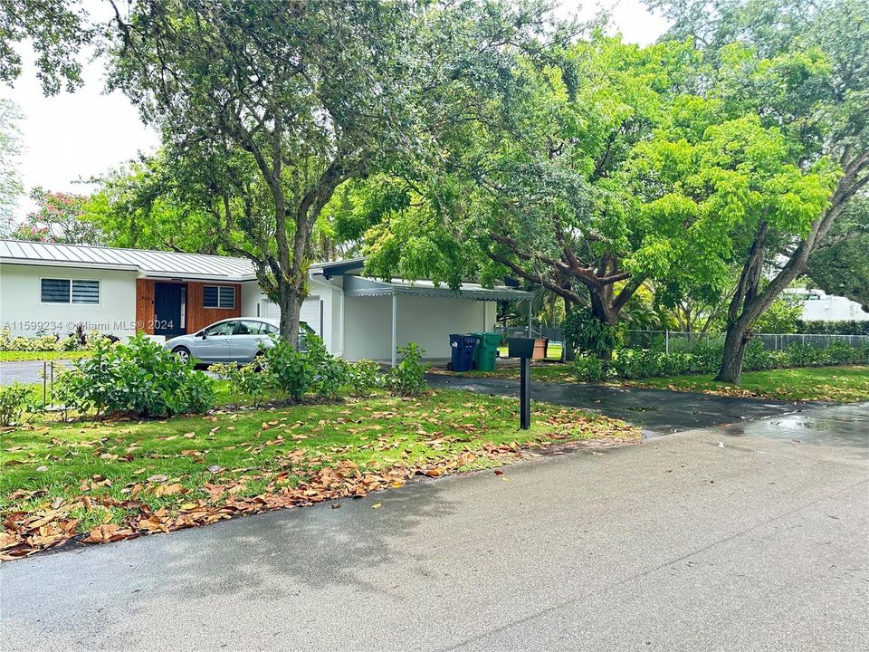 For Sale: $1,600,000 (4 beds, 2 baths, 1792 Square Feet)