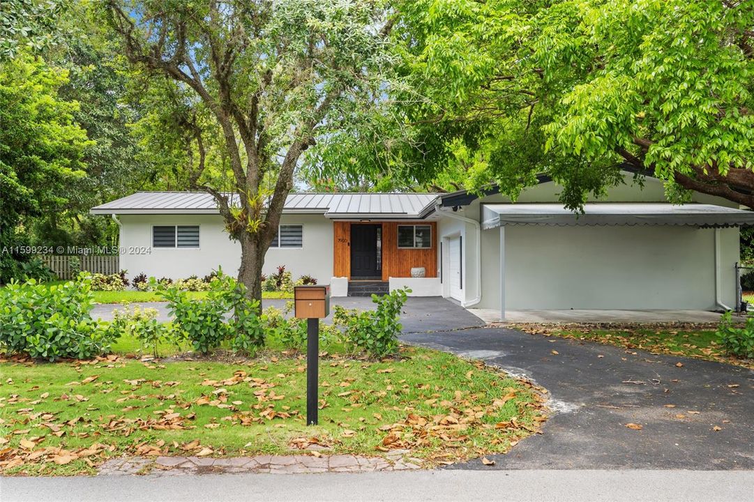 For Sale: $1,600,000 (4 beds, 2 baths, 1792 Square Feet)