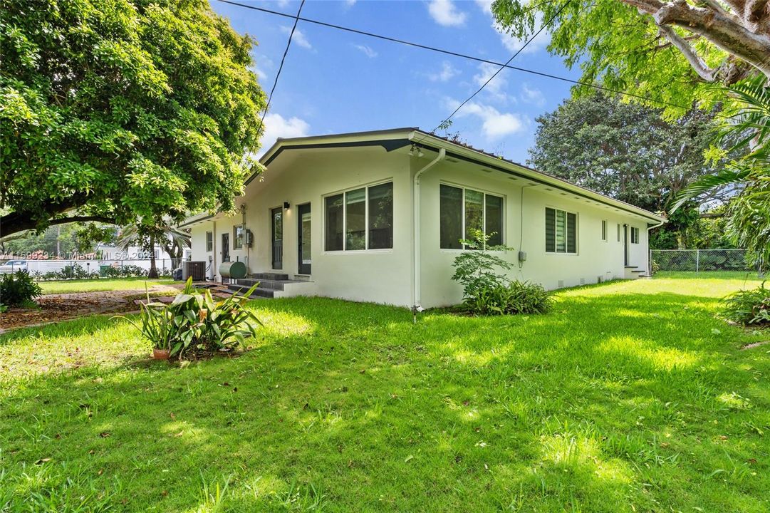 For Sale: $1,600,000 (4 beds, 2 baths, 1792 Square Feet)