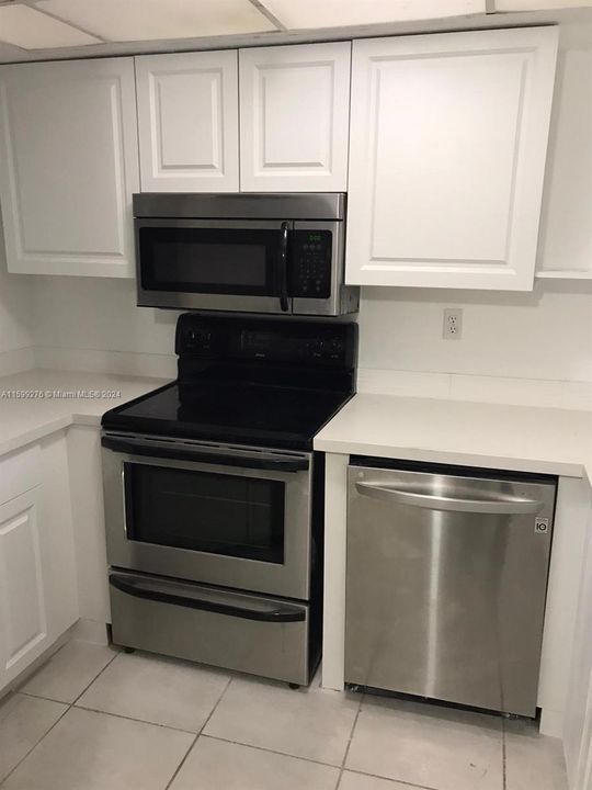 Active With Contract: $2,200 (2 beds, 1 baths, 828 Square Feet)