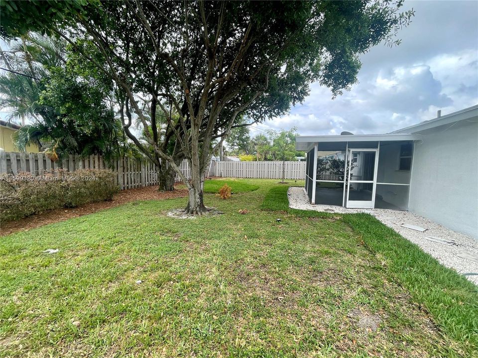 Active With Contract: $4,200 (3 beds, 2 baths, 1314 Square Feet)