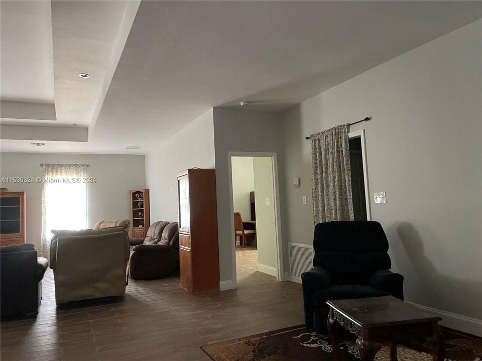 En Venta: $575,000 (4 camas, 2 baños, 2668 Pies cuadrados)