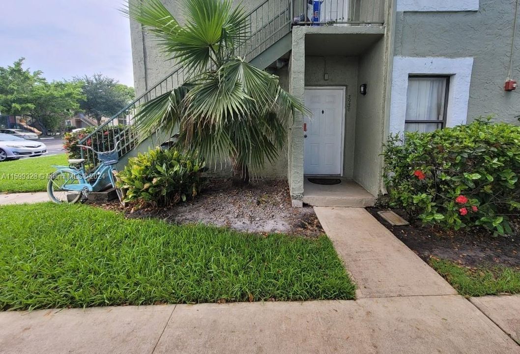 Active With Contract: $228,000 (2 beds, 1 baths, 731 Square Feet)