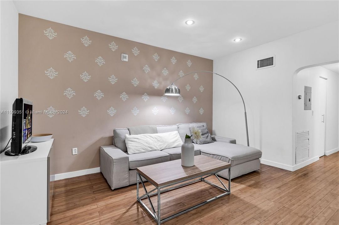 Active With Contract: $2,300 (1 beds, 1 baths, 566 Square Feet)