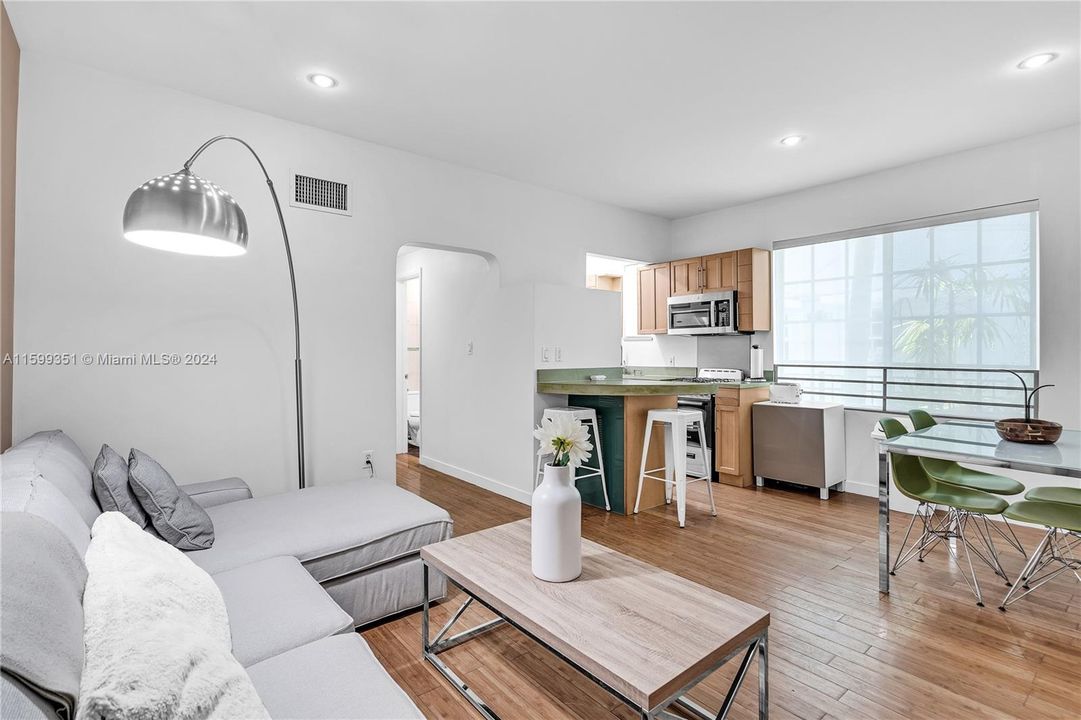 Active With Contract: $2,300 (1 beds, 1 baths, 566 Square Feet)