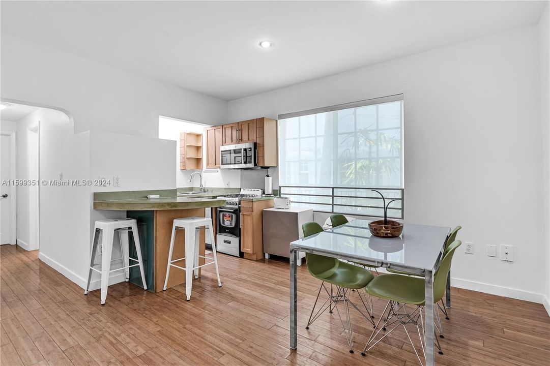 Active With Contract: $2,300 (1 beds, 1 baths, 566 Square Feet)