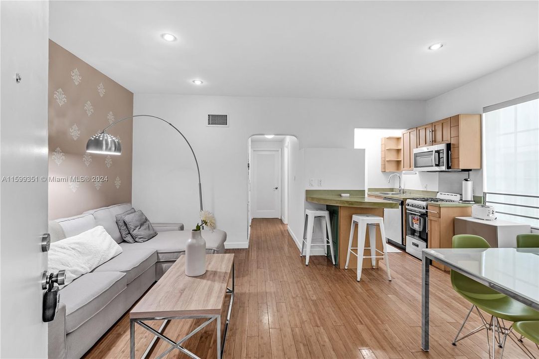 For Rent: $2,300 (1 beds, 1 baths, 566 Square Feet)