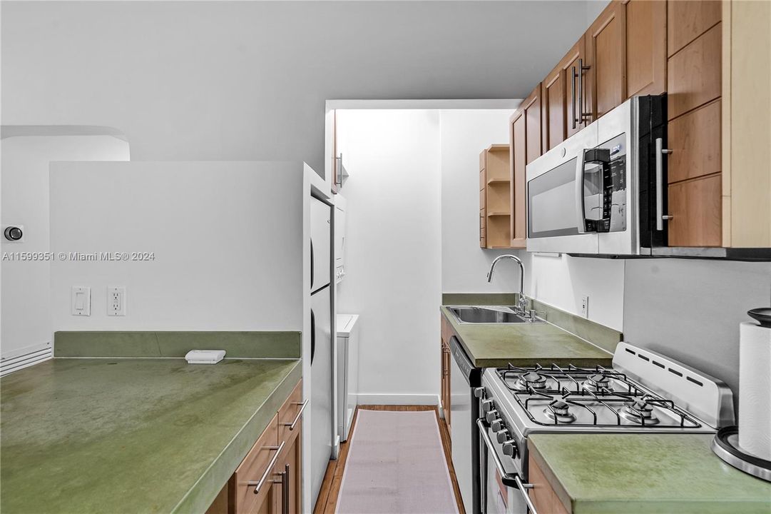 Active With Contract: $2,300 (1 beds, 1 baths, 566 Square Feet)