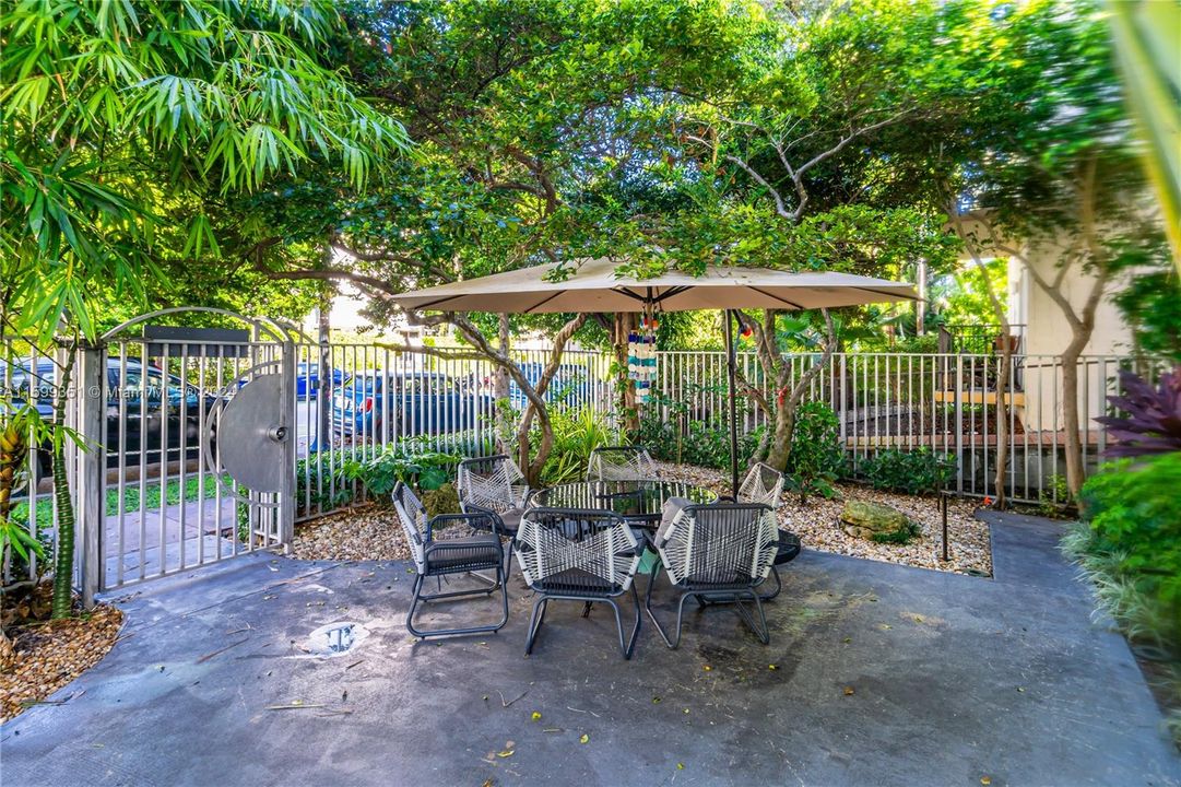 Active With Contract: $2,300 (1 beds, 1 baths, 566 Square Feet)