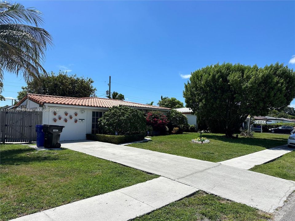 Active With Contract: $568,900 (3 beds, 1 baths, 1036 Square Feet)