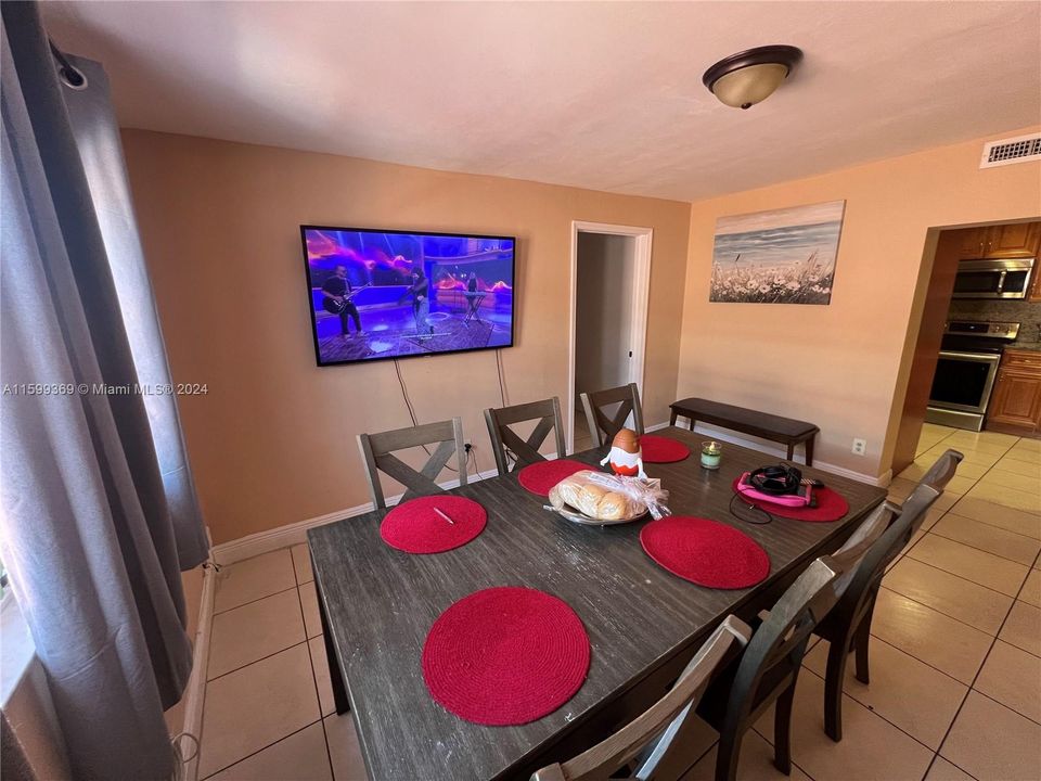 Active With Contract: $2,750 (2 beds, 2 baths, 1424 Square Feet)