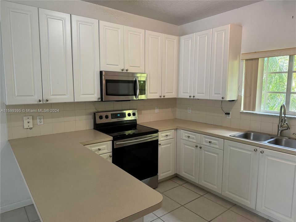 Active With Contract: $2,200 (2 beds, 2 baths, 1080 Square Feet)