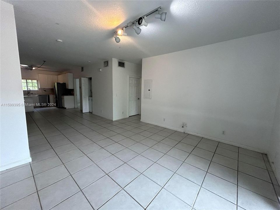 Active With Contract: $2,200 (2 beds, 2 baths, 1080 Square Feet)