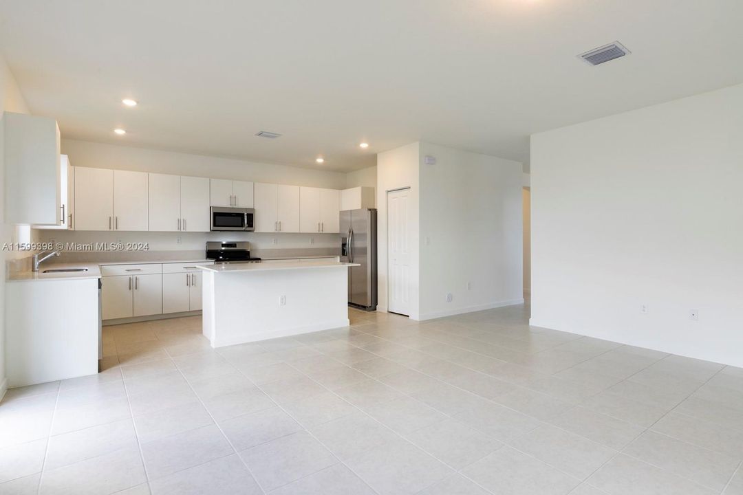 最近租的: $4,500 (4 贝兹, 3 浴室, 3139 平方英尺)