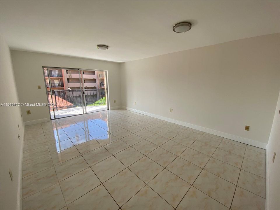 Active With Contract: $245,000 (1 beds, 1 baths, 756 Square Feet)