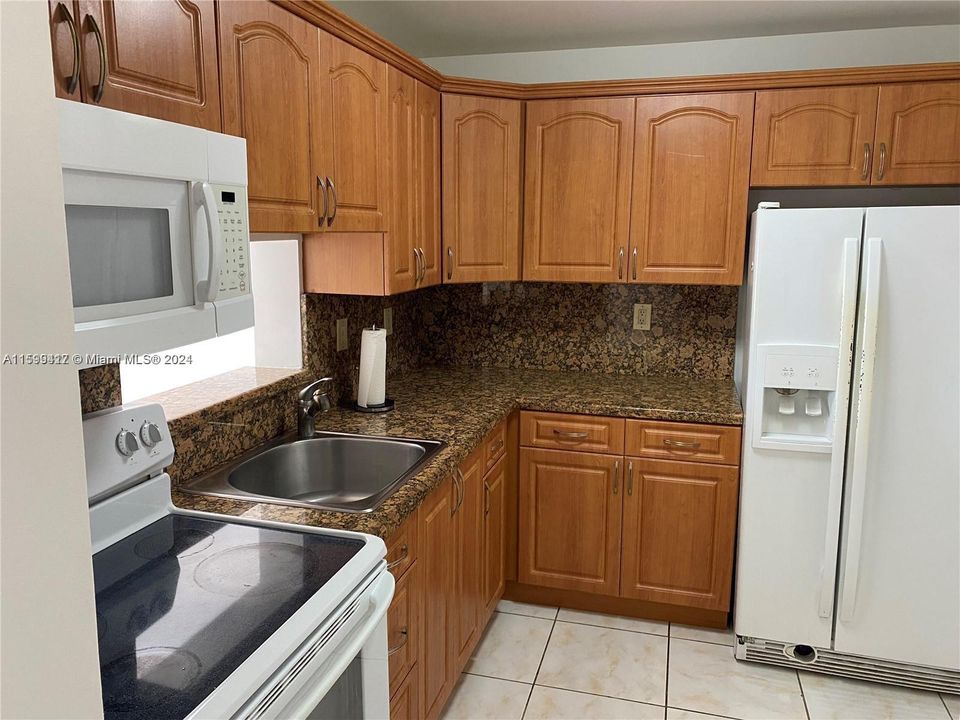 Active With Contract: $245,000 (1 beds, 1 baths, 756 Square Feet)