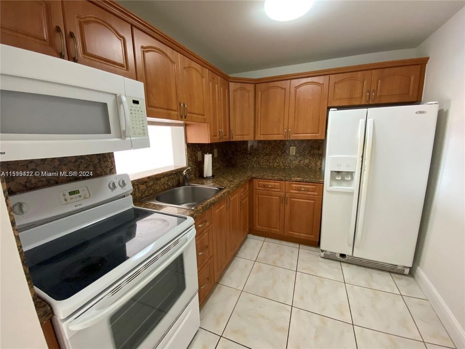 For Sale: $245,000 (1 beds, 1 baths, 756 Square Feet)