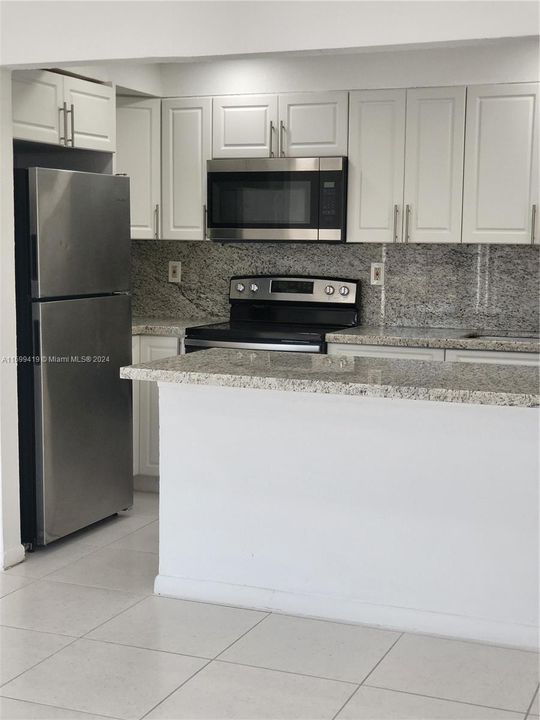 Active With Contract: $1,800 (1 beds, 1 baths, 810 Square Feet)