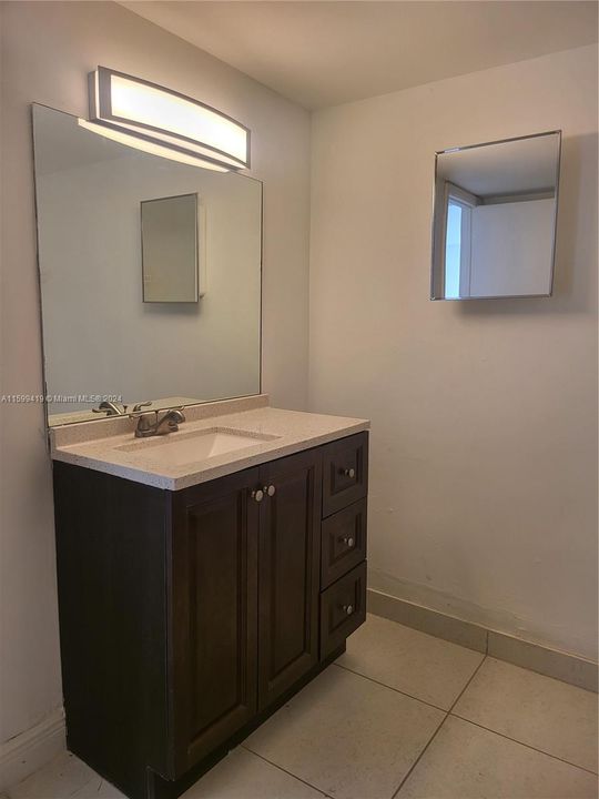 Active With Contract: $1,800 (1 beds, 1 baths, 810 Square Feet)