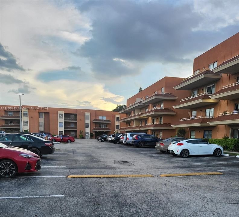 Active With Contract: $1,800 (1 beds, 1 baths, 810 Square Feet)