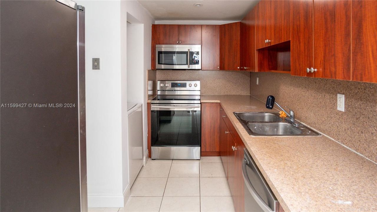 Active With Contract: $2,250 (2 beds, 2 baths, 960 Square Feet)