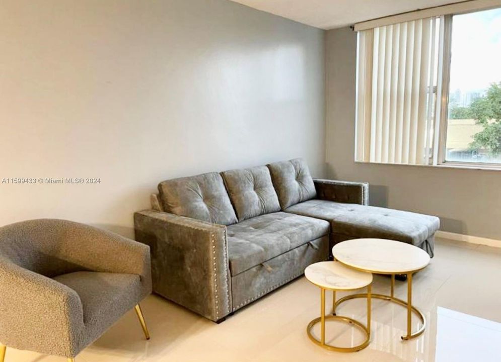 Active With Contract: $1,749 (1 beds, 1 baths, 928 Square Feet)