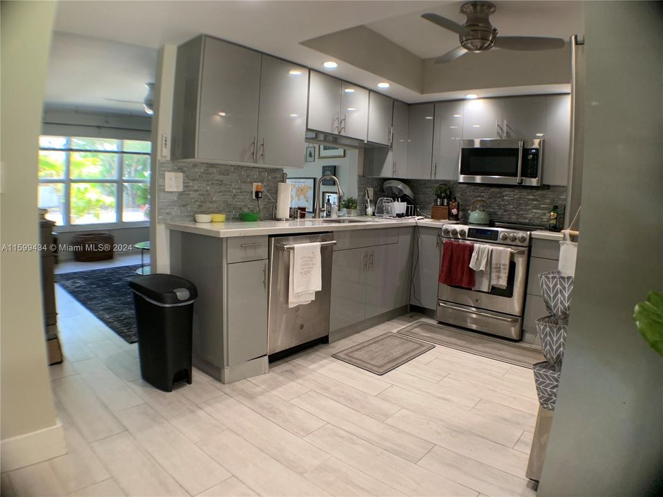 Active With Contract: $2,850 (2 beds, 3 baths, 1416 Square Feet)
