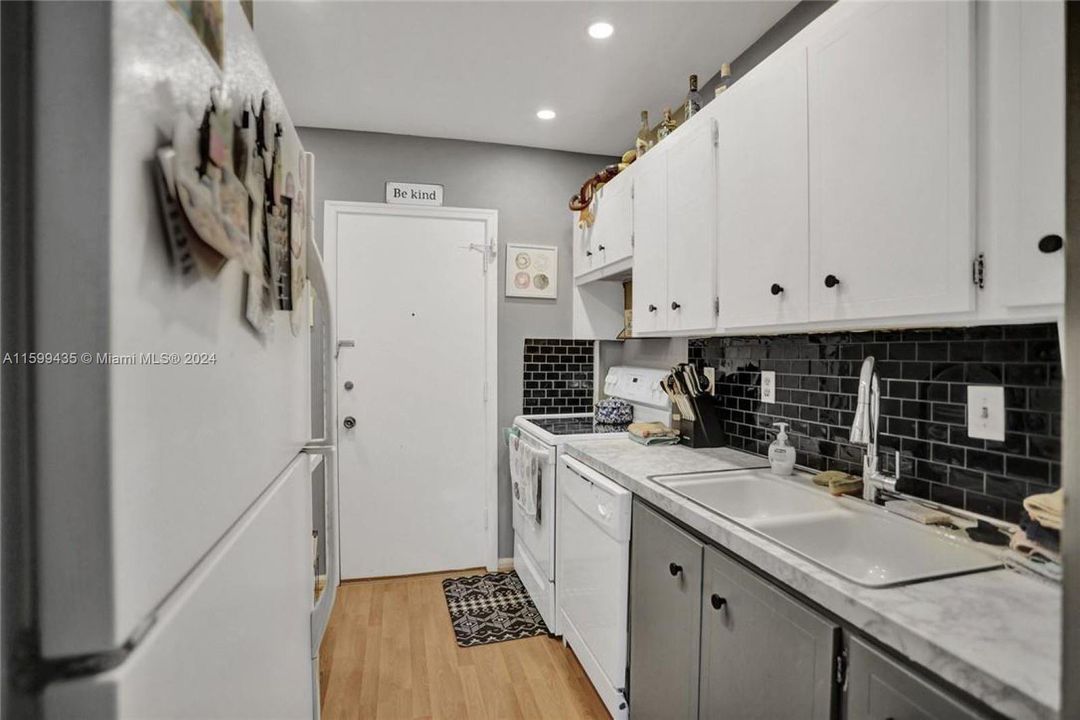 For Sale: $199,000 (1 beds, 1 baths, 756 Square Feet)