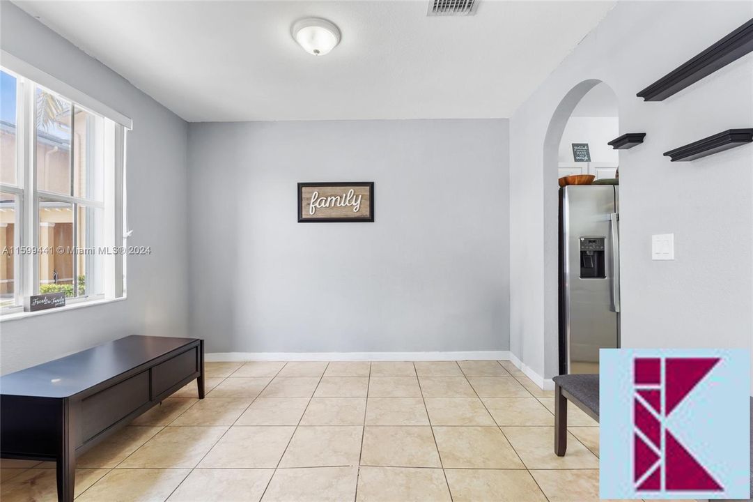 For Sale: $330,000 (2 beds, 2 baths, 1290 Square Feet)