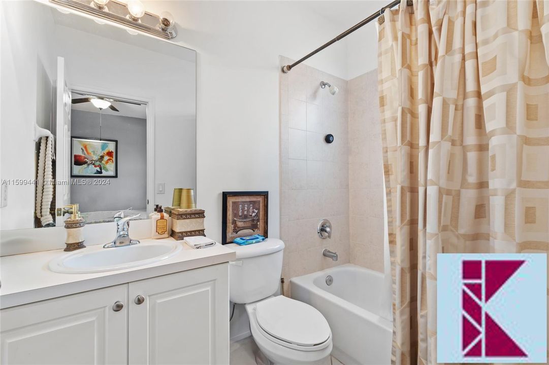 For Sale: $330,000 (2 beds, 2 baths, 1290 Square Feet)