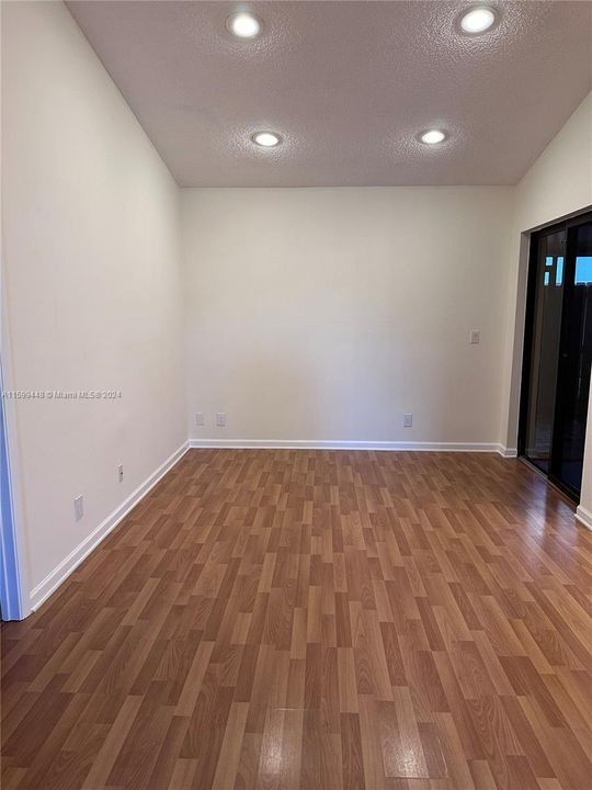 Active With Contract: $2,500 (2 beds, 2 baths, 932 Square Feet)